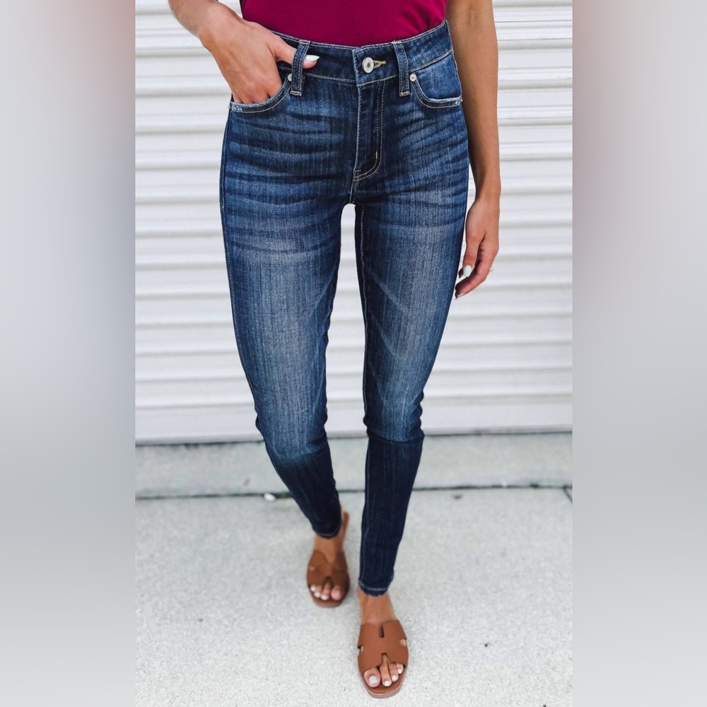 NWOT Kancans Size 9 A New World Dark Blue Skinny Jeans.